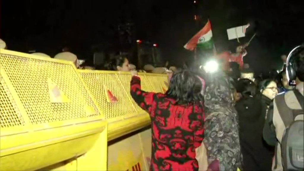 उन्नाव गैंगरेप पर फूटा गुस्सा, इंडिया गेट पर पुलिस से भिड़ीं लड़कियां