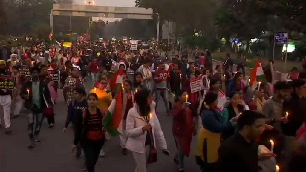 उन्नाव गैंगरेप पर फूटा गुस्सा, इंडिया गेट पर पुलिस से भिड़ीं लड़कियां