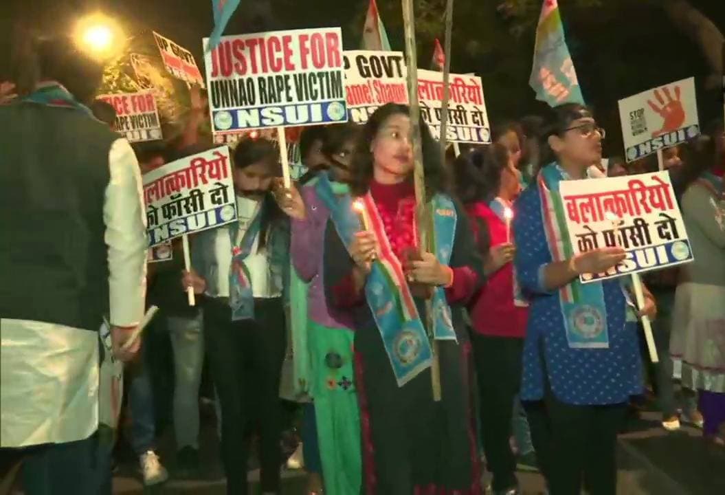 उन्नाव गैंगरेप पर फूटा गुस्सा, इंडिया गेट पर पुलिस से भिड़ीं लड़कियां