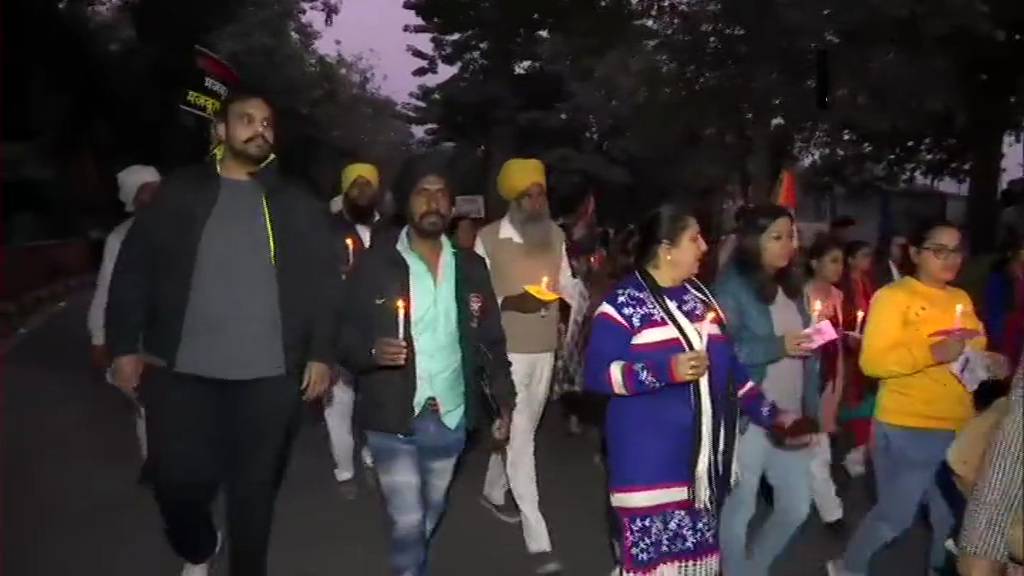 उन्नाव गैंगरेप पर फूटा गुस्सा, इंडिया गेट पर पुलिस से भिड़ीं लड़कियां