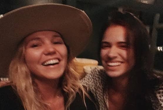 महिला ने कुत्ता खोजने के लिए बुक किया प्लेन, रखा 5 लाख का इनाम