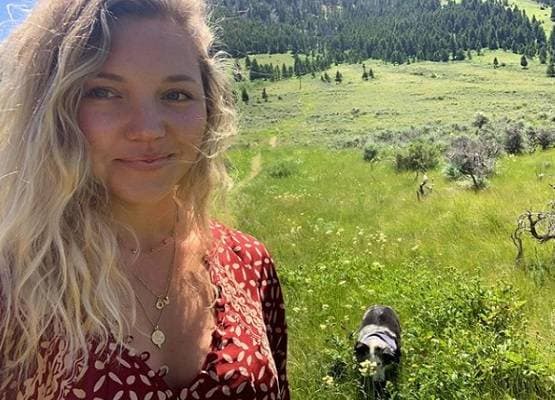 महिला ने कुत्ता खोजने के लिए बुक किया प्लेन, रखा 5 लाख का इनाम