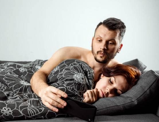 सेक्स लाइफ पर स्मार्टफोन का खतरा! बगल में रखकर सोने का जान लें अंजाम