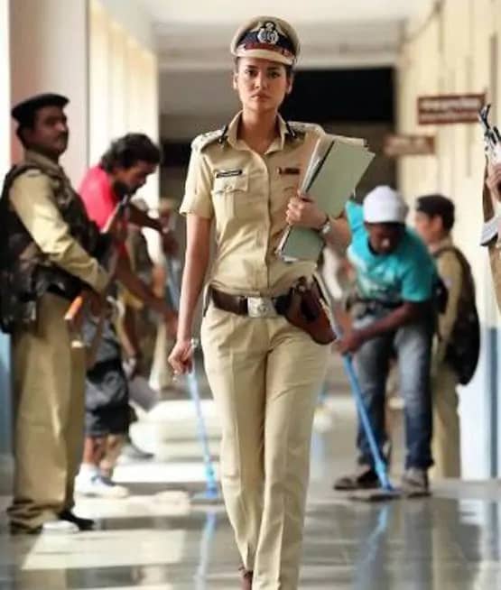 रानी मुखर्जी से पहले इन एक्ट्रेस ने निभाए लेडी कॉप के रोल, देखें लुक