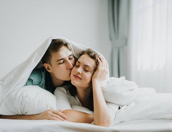 बेडरूम में क्या है भारतीयों की फेवरेट सेक्स पोजिशन?