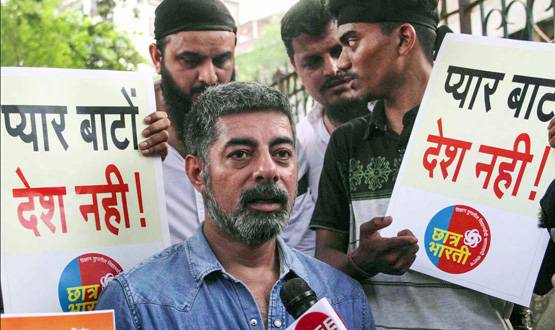 CAA और NRC के विरोध में सड़क पर 'सितारे', वापस लेने की मांग