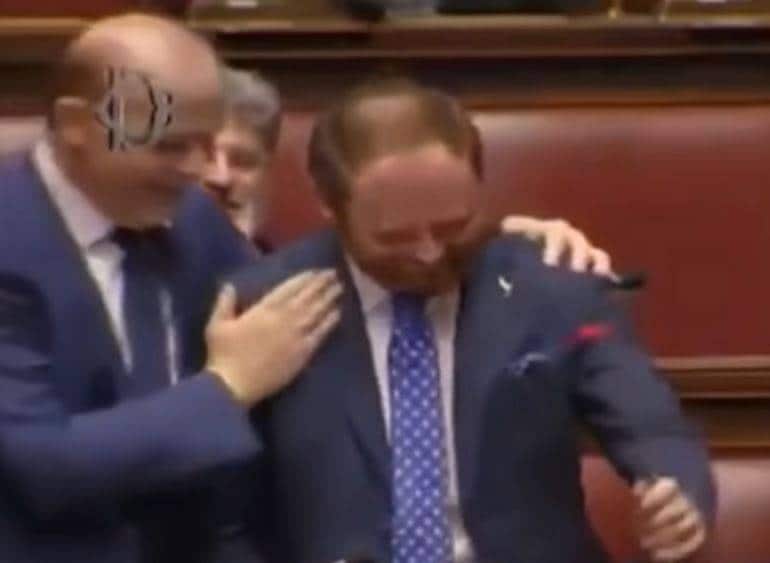 संसद में जारी थी बहस, तभी मंत्री ने गर्लफ्रेंड से पूछा- शादी करोगी