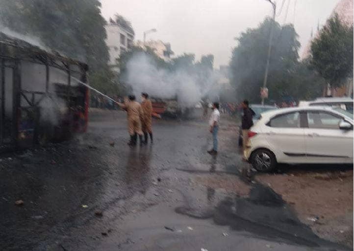 जलती बसें, पथराव और आंसू गैस के गोले, 25 तस्वीरों में देखें जामिया का मंजर