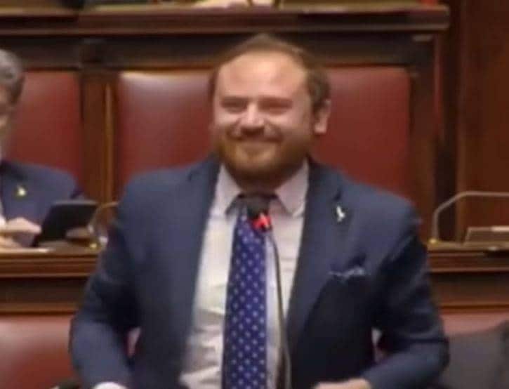 संसद में जारी थी बहस, तभी मंत्री ने गर्लफ्रेंड से पूछा- शादी करोगी