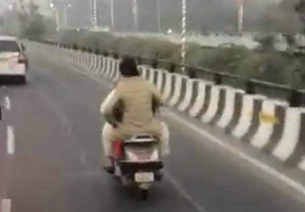 बिना हेलमेट पहने स्कूटी पर बैठीं थीं प्रियंका गांधी, लखनऊ पुलिस ने काटा चालान