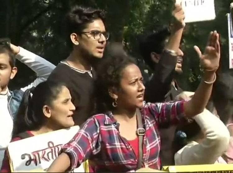 पीड़िता की फैमिली ने डायल किया 100, पुलिस बोली आधार नंबर बताओ