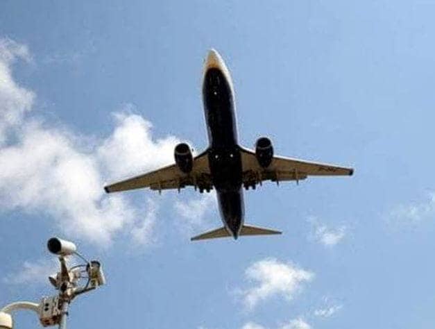 जब ओवर ब्रिज के नीचे फंस गया हवाई जहाज, वीडियो वायरल