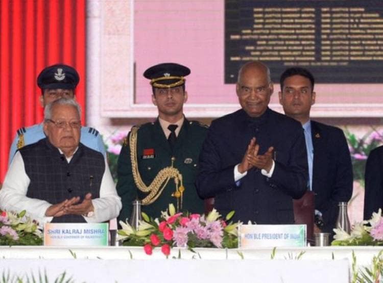 भीड़ में दिखा दोस्त तो प्रोटोकॉल भूले राष्ट्रपति, मंत्री भेजकर बुलवाया