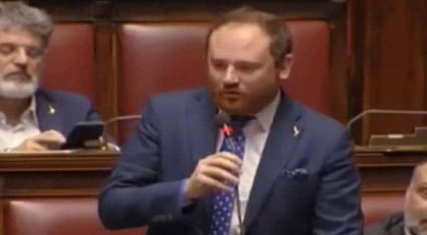 संसद में जारी थी बहस, तभी मंत्री ने गर्लफ्रेंड से पूछा- शादी करोगी