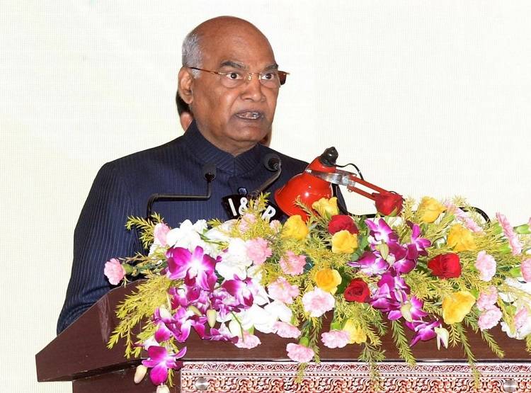 भीड़ में दिखा दोस्त तो प्रोटोकॉल भूले राष्ट्रपति, मंत्री भेजकर बुलवाया