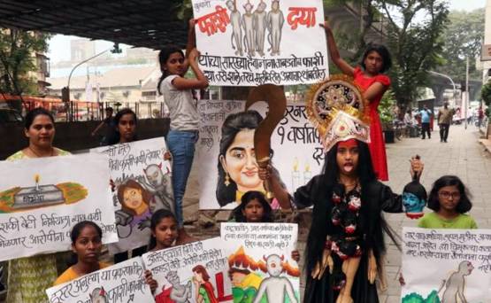 निर्देशक बोले- कंडोम लेकर चलें महिलाएं, रेपिस्ट से कॉपरेट करें