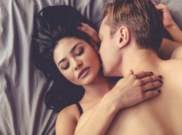 बेडरूम में क्या है भारतीयों की फेवरेट सेक्स पोजिशन?