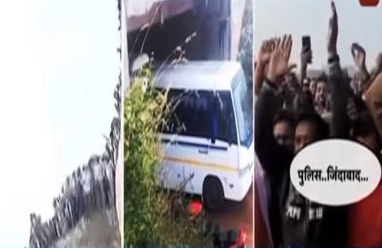 पुल के नीचे एनकाउंटर, ऊपर से भीड़ ने बरसाए हैदराबाद पुलिस पर फूल