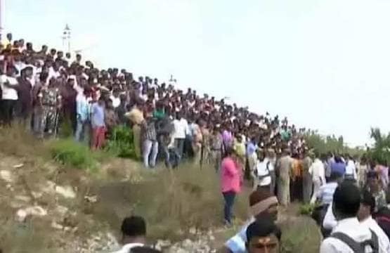 पुल के नीचे एनकाउंटर, ऊपर से भीड़ ने बरसाए हैदराबाद पुलिस पर फूल