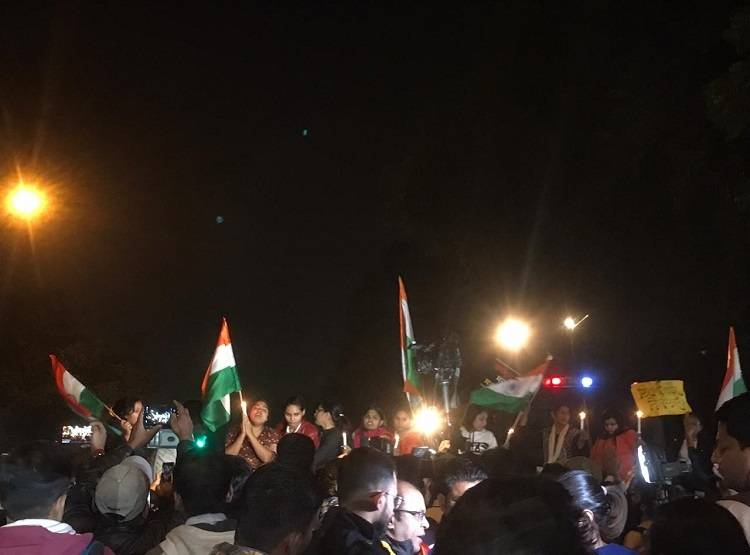 उन्नाव गैंगरेप पर फूटा गुस्सा, इंडिया गेट पर पुलिस से भिड़ीं लड़कियां