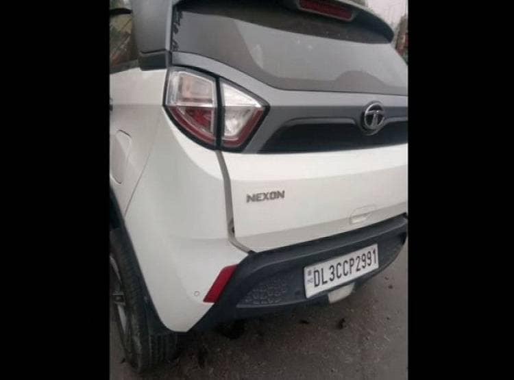 भारत की सबसे सेफ कार से गंभीर हादसा, सड़क पर आया इंजन