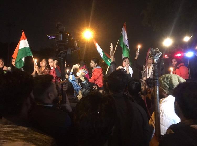 उन्नाव गैंगरेप पर फूटा गुस्सा, इंडिया गेट पर पुलिस से भिड़ीं लड़कियां