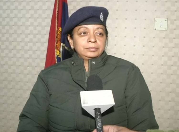 बिना हेलमेट पहने स्कूटी पर बैठीं थीं प्रियंका गांधी, लखनऊ पुलिस ने काटा चालान