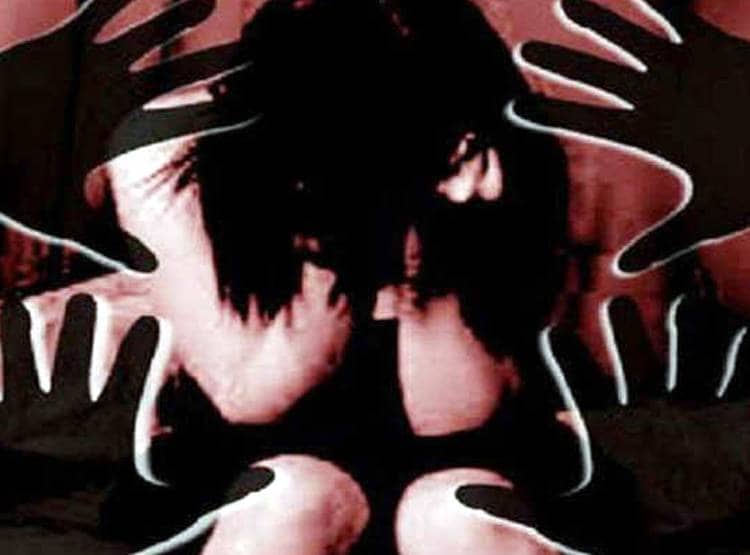 कोच‍िंग जाती छात्रा से कही भाई के एक्सीडेंट की बात, कार में गैंगरेप