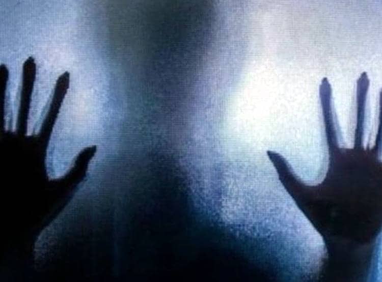 मामा के घर गई लड़की से 4 लड़कों ने किया गैंगरेप, गला घोंट मरा समझकर छोड़ा