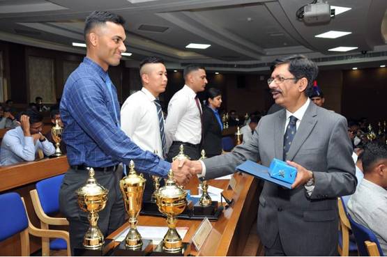 बचपन में पुलिसवालों ने मन में छोड़ी ऐसी छाप, इंजीनियर से बने IPS