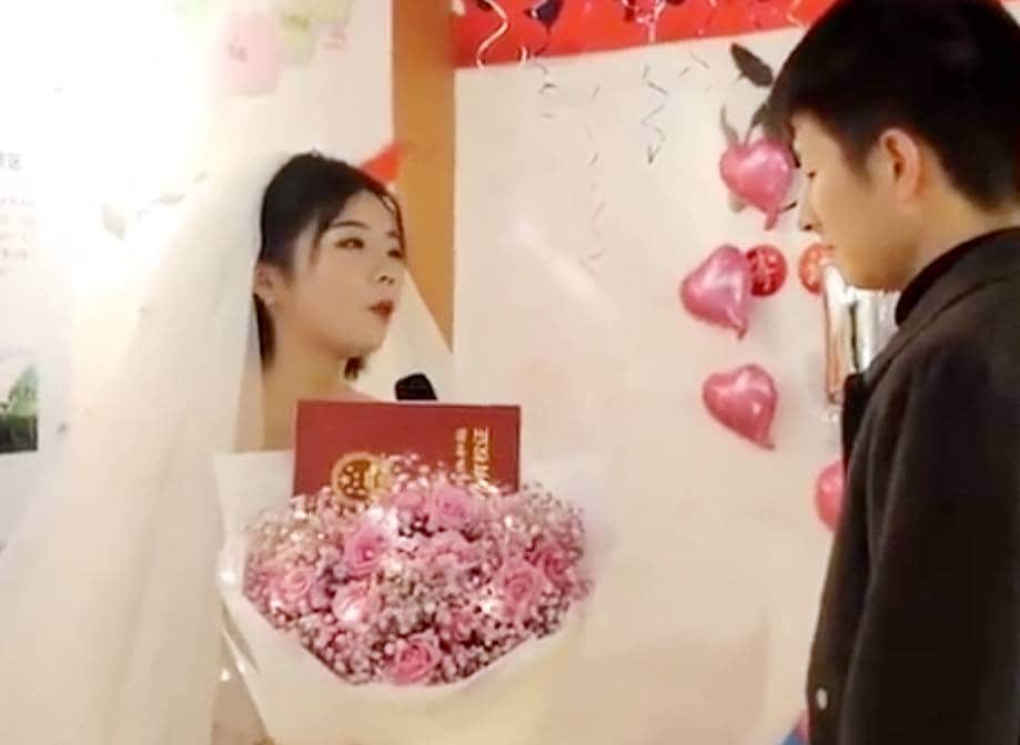 कीमती प्रपोजलः गर्लफ्रेंड ने प्रेमी को BMW कार और घर गिफ्ट किया