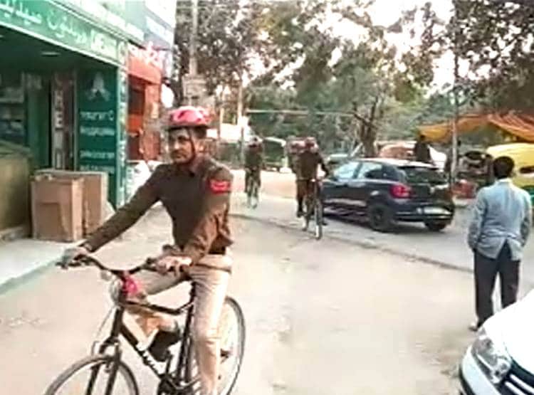 देश के हाइटेक शहर में साइक‍िल से पुल‍िस की गश्त, देखें फोटो