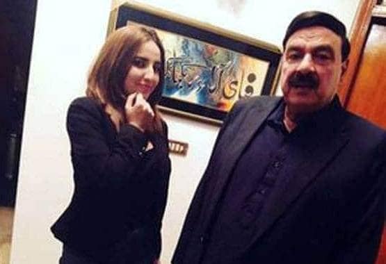 इमरान की कुर्सी पर बैठने वाली Tik Tok स्टार की पिटाई