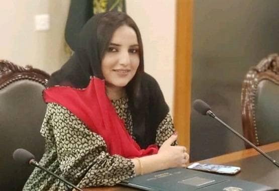 इमरान की कुर्सी पर बैठने वाली Tik Tok स्टार की पिटाई