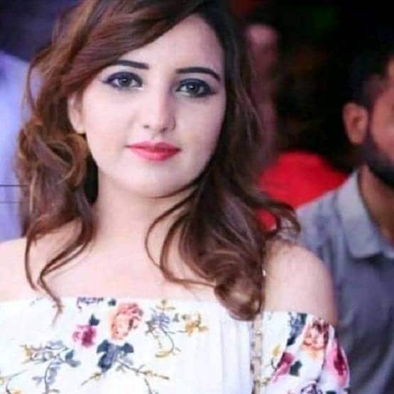 इमरान की कुर्सी पर बैठने वाली Tik Tok स्टार की पिटाई