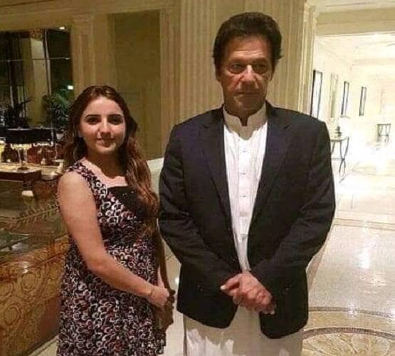 इमरान की कुर्सी पर बैठने वाली Tik Tok स्टार की पिटाई