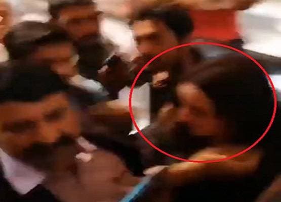 इमरान की कुर्सी पर बैठने वाली Tik Tok स्टार की पिटाई