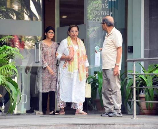 अर्प‍िता ने दिया बेटी को जन्म, सबसे पहले अस्पताल देखने पहुंचीं मां हेलेन