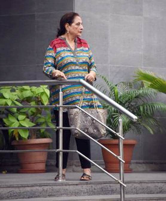 अर्प‍िता ने दिया बेटी को जन्म, सबसे पहले अस्पताल देखने पहुंचीं मां हेलेन