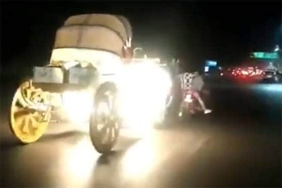 सड़कों पर गाड़ियों के बीच बेकाबू होकर दौड़ने लगे घोड़े, फिर...