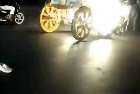 सड़कों पर गाड़ियों के बीच बेकाबू होकर दौड़ने लगे घोड़े, फिर...