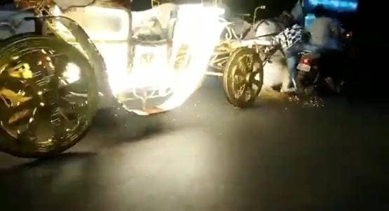 सड़कों पर गाड़ियों के बीच बेकाबू होकर दौड़ने लगे घोड़े, फिर...