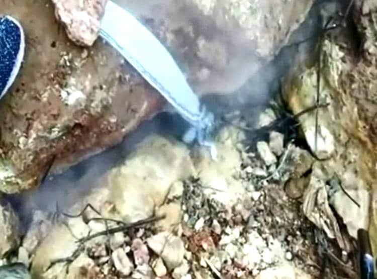 पहाड़ी के नीचे उबलता पानी बना रहस्य, लोग उबाल रहे अंडे