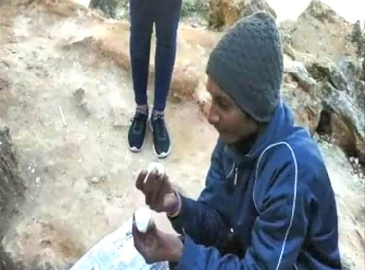 पहाड़ी के नीचे उबलता पानी बना रहस्य, लोग उबाल रहे अंडे
