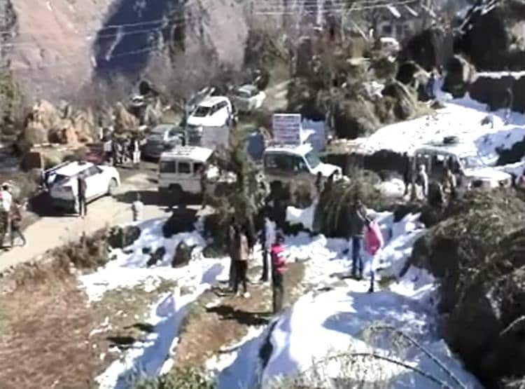 पहाड़ी के नीचे उबलता पानी बना रहस्य, लोग उबाल रहे अंडे