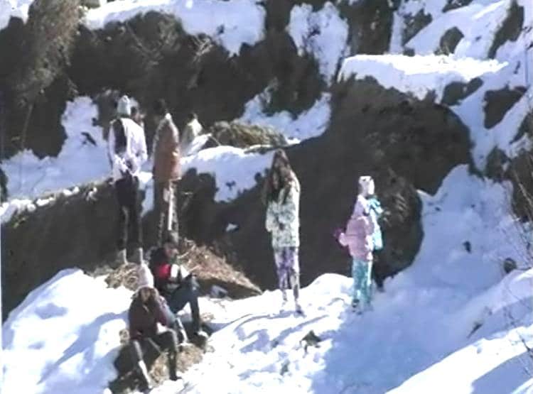 पहाड़ी के नीचे उबलता पानी बना रहस्य, लोग उबाल रहे अंडे