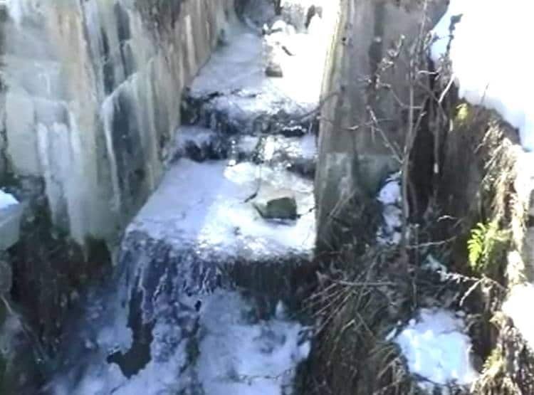 पहाड़ी के नीचे उबलता पानी बना रहस्य, लोग उबाल रहे अंडे