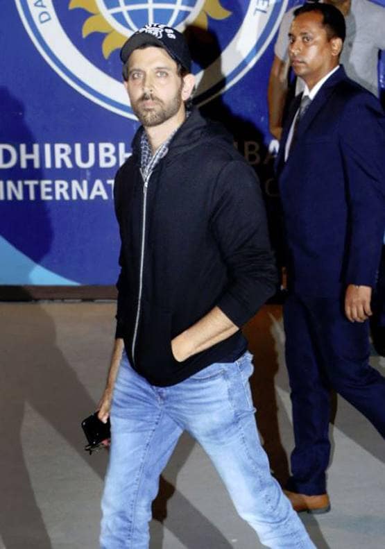 फंक्शन में लिपस्टिक लगाए दिखे अबराम, पापा शाहरुख संग पोज