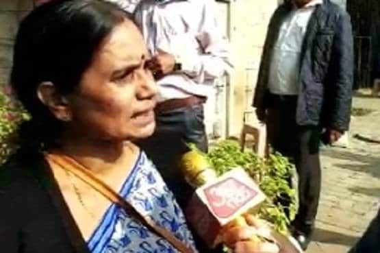 हैदराबाद गैंगरेप: संसद के बाहर अनु ने पूछा- मैं सुरक्षित क्यों नहीं