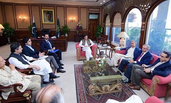 पोल खुलने से झल्लाए इमरान, फाउंडिंग मेंबर को ही निकाला